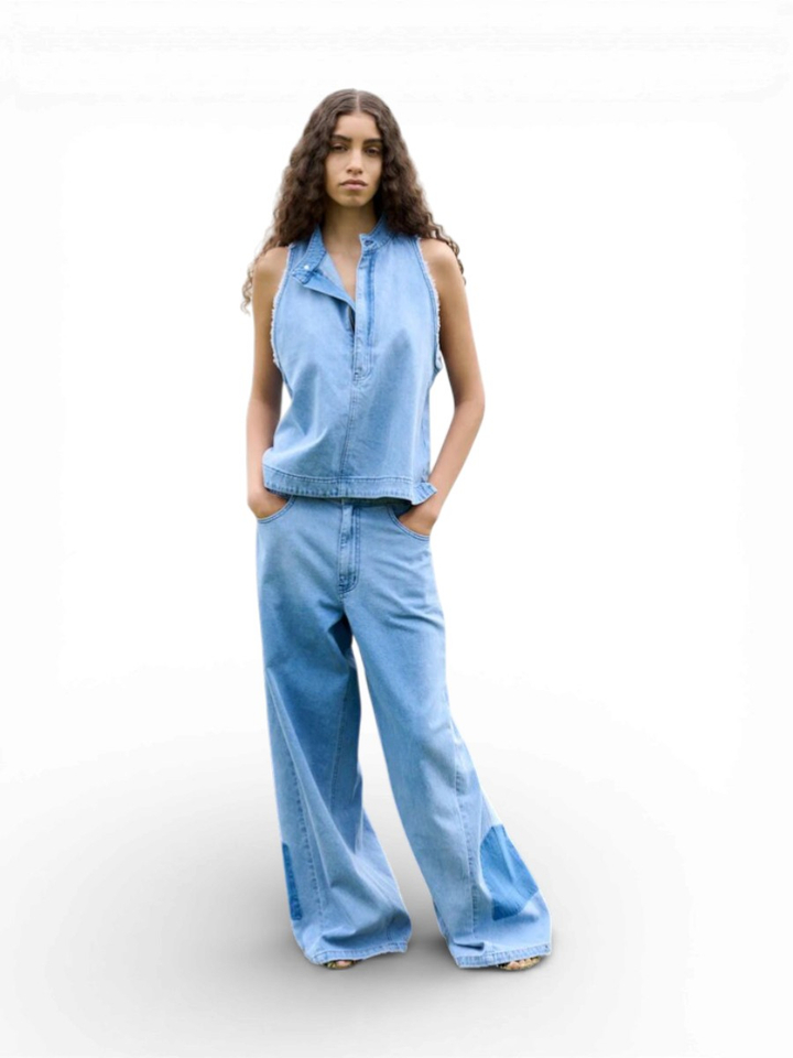 Blauwe mouwloze jeanstop met uitgerafelde mouwen Faya Rabels Saloner