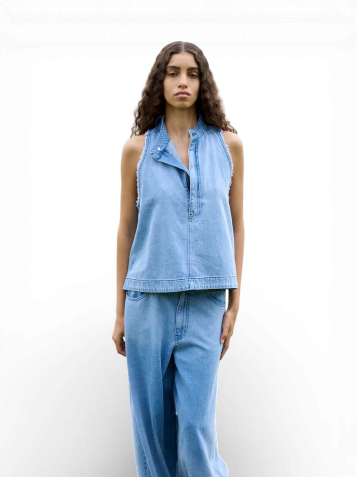 Blauwe mouwloze jeanstop met uitgerafelde mouwen Faya Rabels Saloner