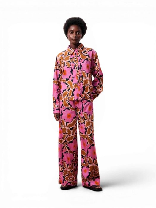 Fushia wijde broek met bandplooi in bloemenprint Lotus FRNCH