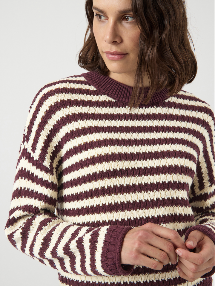 Bordeaux en ecru gestreepte pull met ronde hals Yasporta Y.A.S