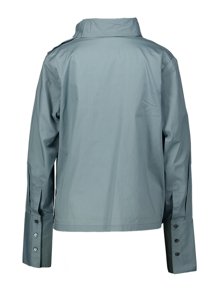 Blauwe bloes rechtopstaande kraag met knoop detail Haya Nathalie Vleeschouwer