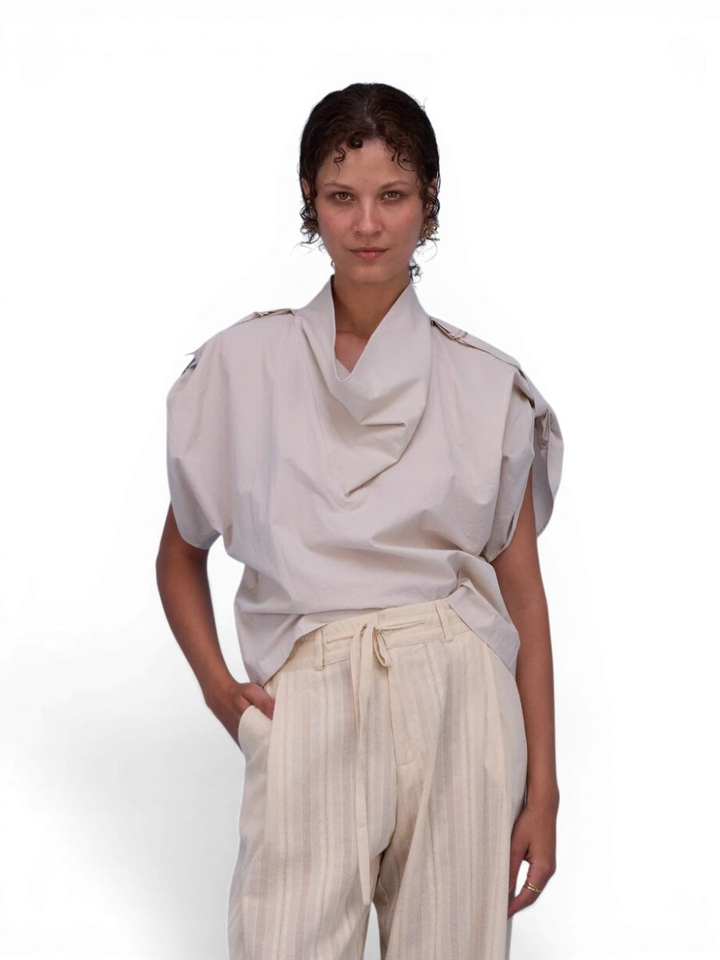 Beige bloes met watervalkraag Flora Nathalie Vleeschouwer