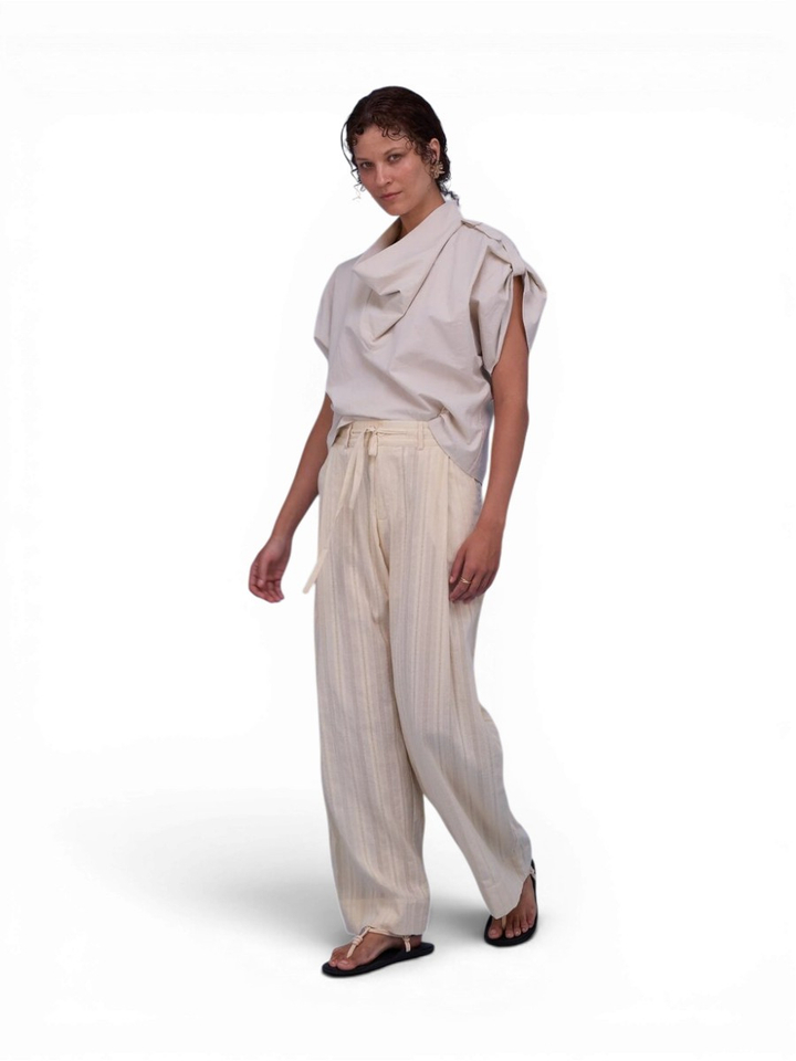 Beige bloes met watervalkraag Flora Nathalie Vleeschouwer