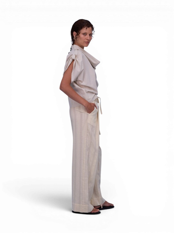 Beige bloes met watervalkraag Flora Nathalie Vleeschouwer