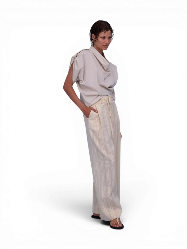 Beige bloes met watervalkraag Flora Nathalie Vleeschouwer