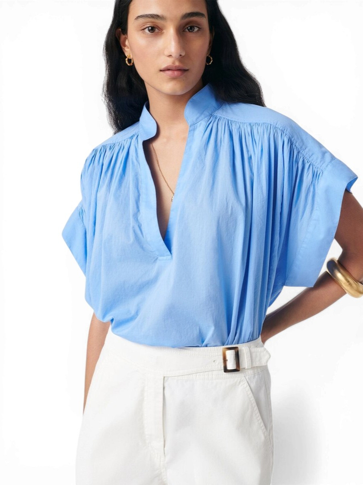 Lichtblauwe oversized blouse met plooeien en v-hals Cory