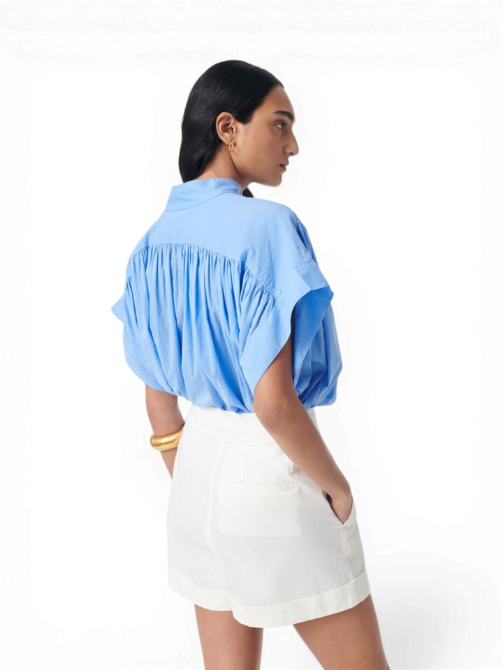Lichtblauwe oversized blouse met plooeien en v-hals Cory