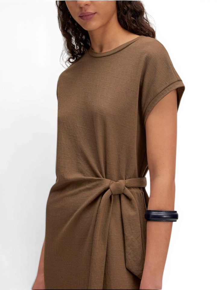 Bruine casual kleed met sierlijk detail Milla Edited 