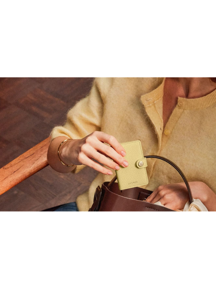 Butter yellow mini pebble Secrid 