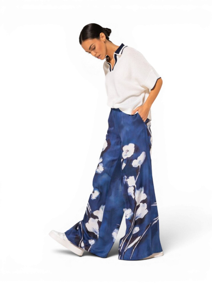 Blauwe losvallende broek in bloemenprint Caroline Biss