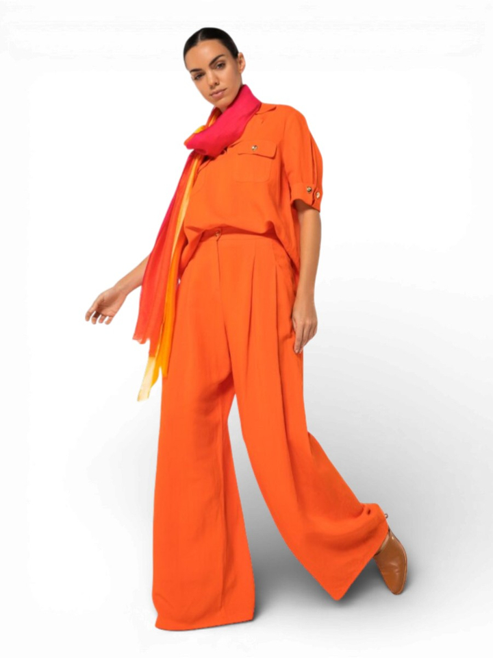 Fluo oranje bloes met goudkleurige knopen Caroline Biss