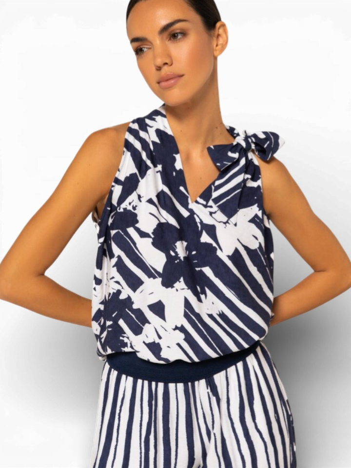 Blauwe top met witte bloemenprint Caroline Biss 