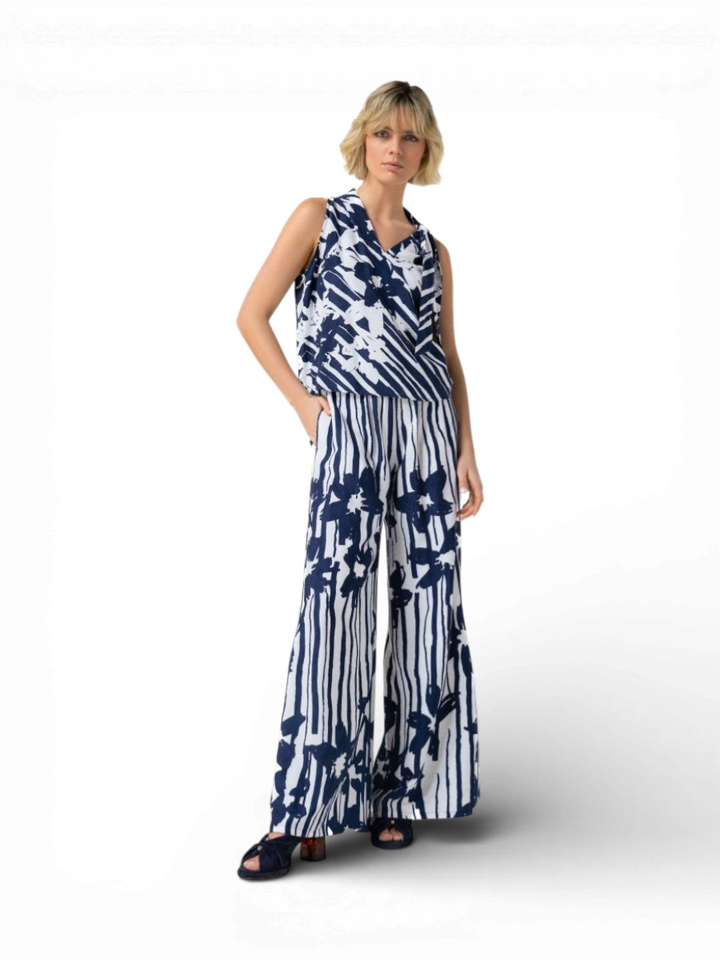 Blauwe top met witte bloemenprint Caroline Biss 