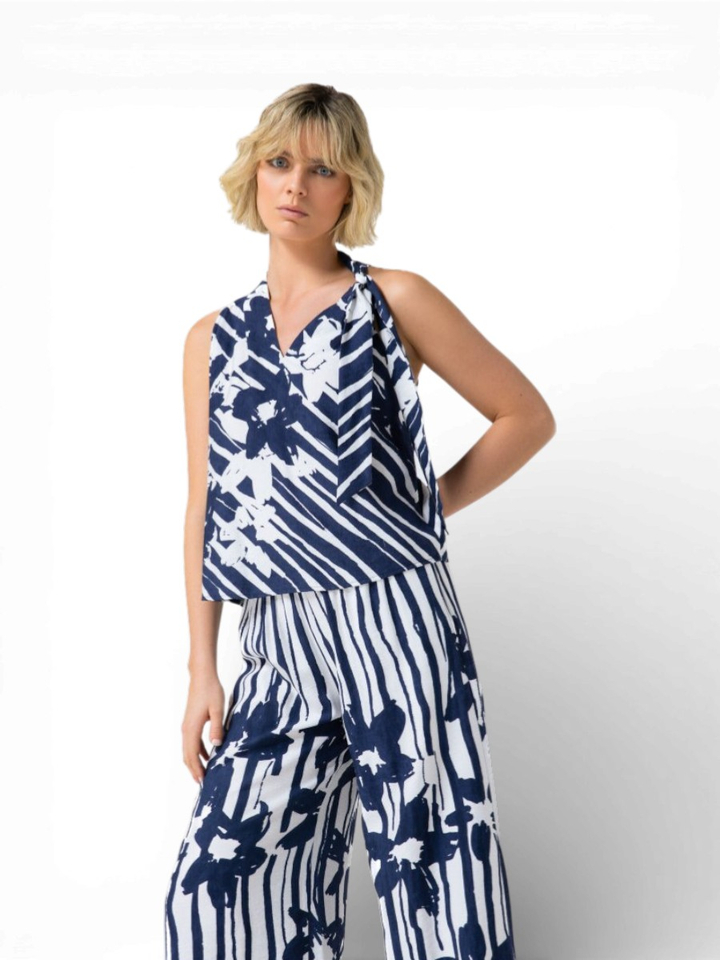 Blauwe top met witte bloemenprint Caroline Biss 