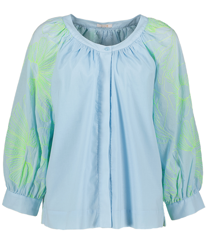 Lichtblauwe bloes met groene bloemenprint detail Yumi Senso