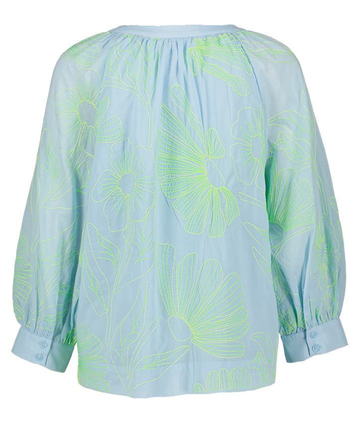 Lichtblauwe bloes met groene bloemenprint detail Yumi Senso