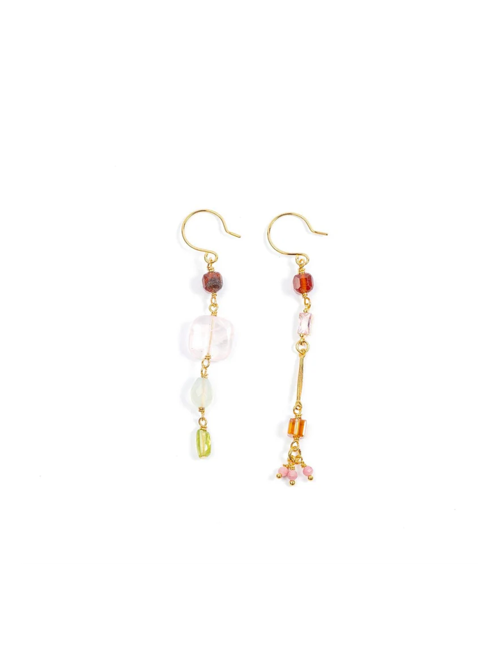 Gouden asymmetrische oorbellen met granaat, kwarts, serpentijn en rhodoliet goud Tempo Murielle Perrotti 