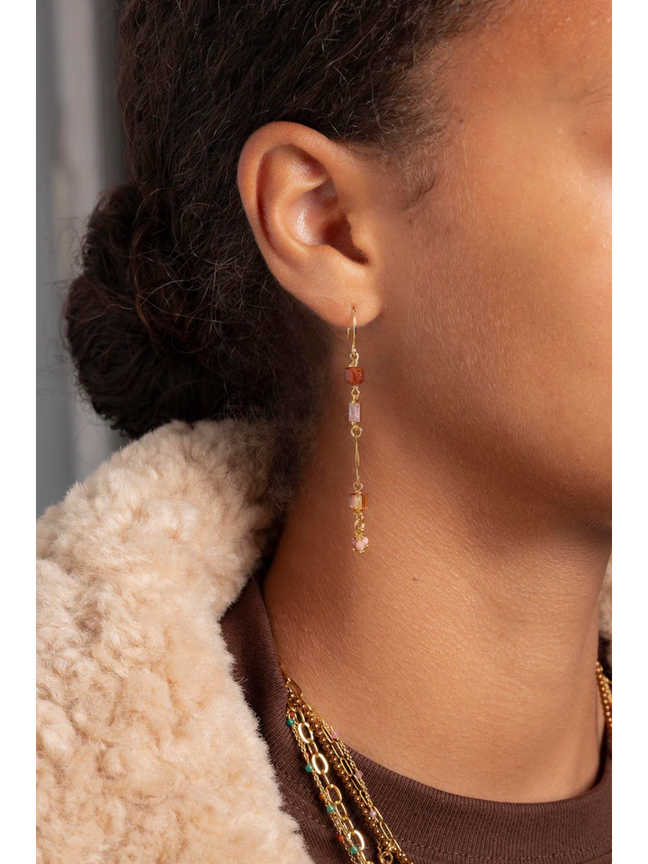 Gouden asymmetrische oorbellen met granaat, kwarts, serpentijn en rhodoliet goud Tempo Murielle Perrotti 