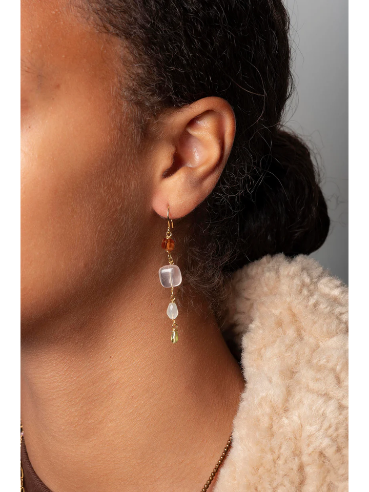 Gouden asymmetrische oorbellen met granaat, kwarts, serpentijn en rhodoliet goud Tempo Murielle Perrotti 