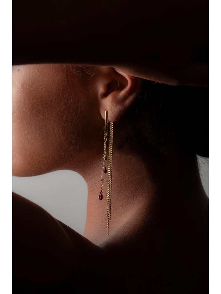 Symmetrische oorbellen Granaatketting & bolletjesketting | Goud bordeauxrood Loren Murielle Perrotti