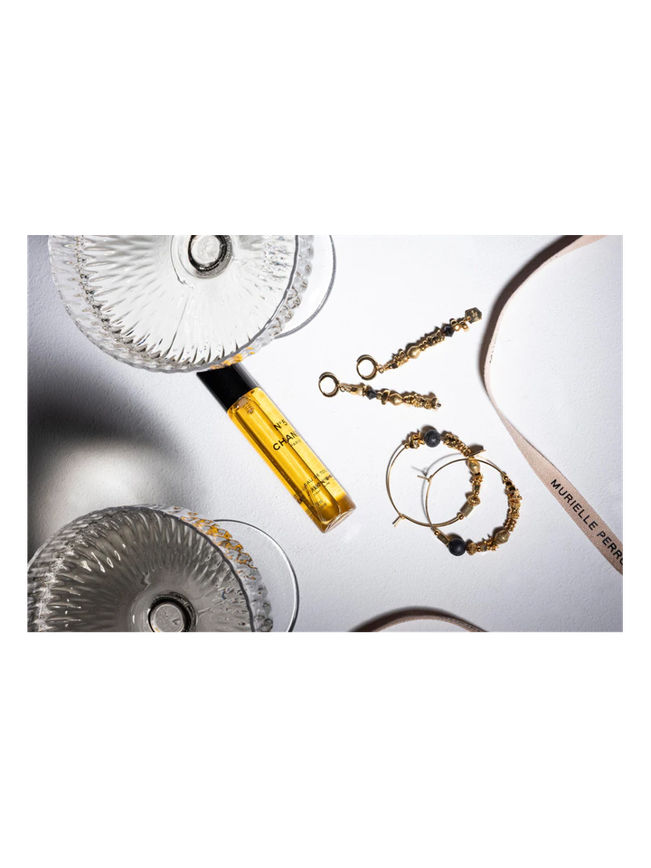 Gouden oorbellen met tolvormige hanger van brons, steen en obsidiaan Lurex