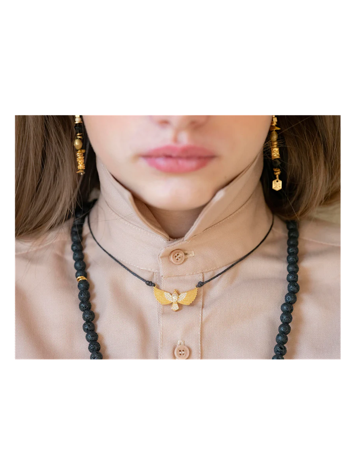 Gouden oorbellen met tolvormige hanger van brons, steen en obsidiaan Lurex