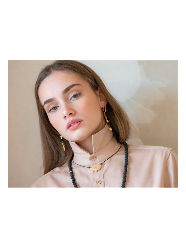 Gouden oorbellen met tolvormige hanger van brons, steen en obsidiaan Lurex