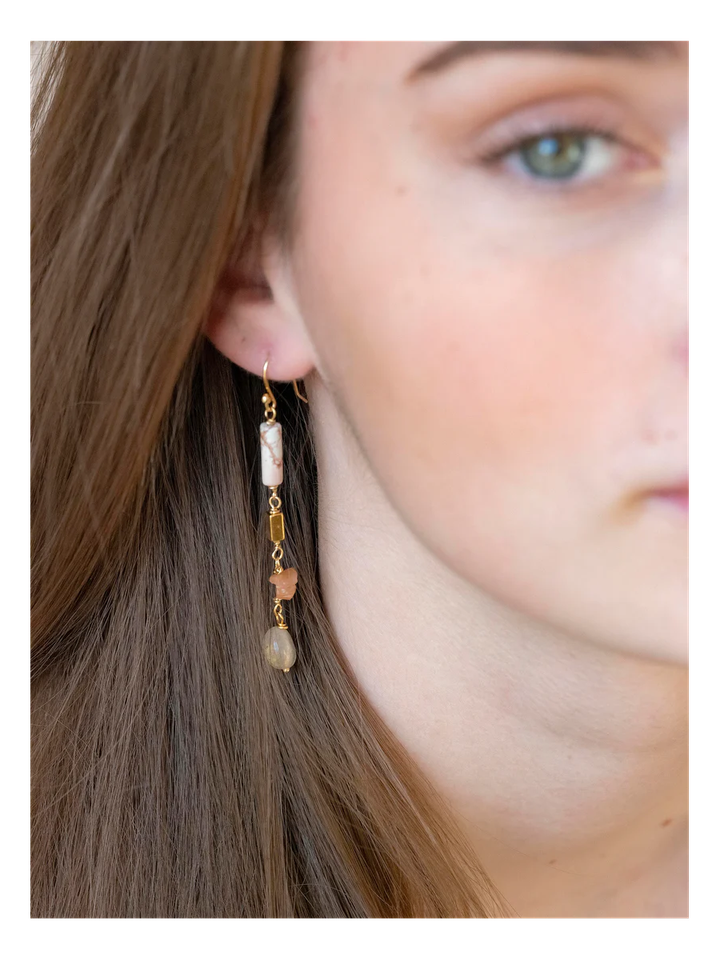 Goudbeige asymmetrische jaspis-, kwarts- en chipoorbellen Very Murielle Perrotti 