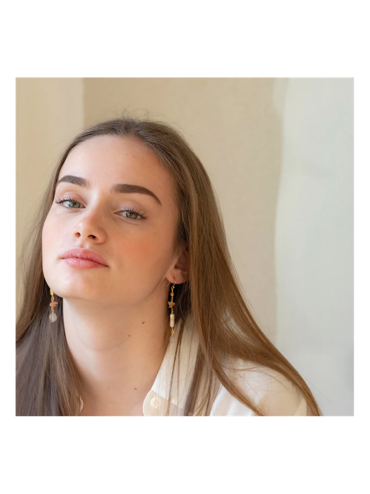 Goudbeige asymmetrische jaspis-, kwarts- en chipoorbellen Very Murielle Perrotti 