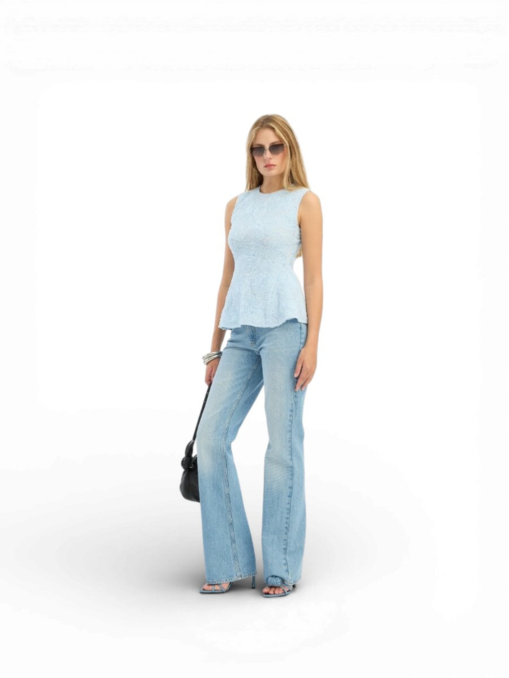 Lichtblauwe top met sierlijk detail Rotate