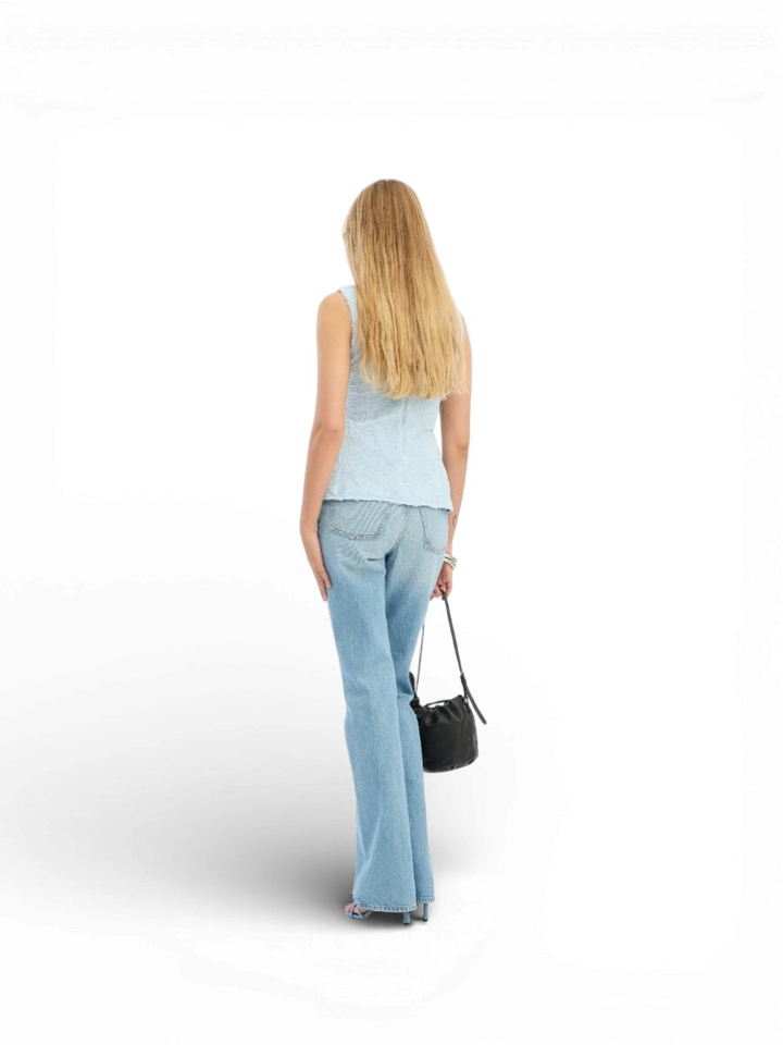 Lichtblauwe top met sierlijk detail Rotate