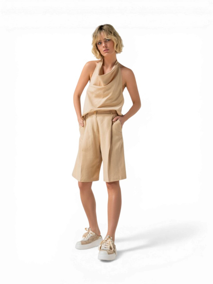 Beige short met bandplooi Caroline Biss 