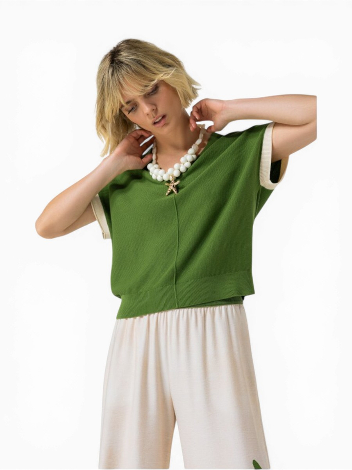 Groene pull met witte boord aan mouw Caroline Biss