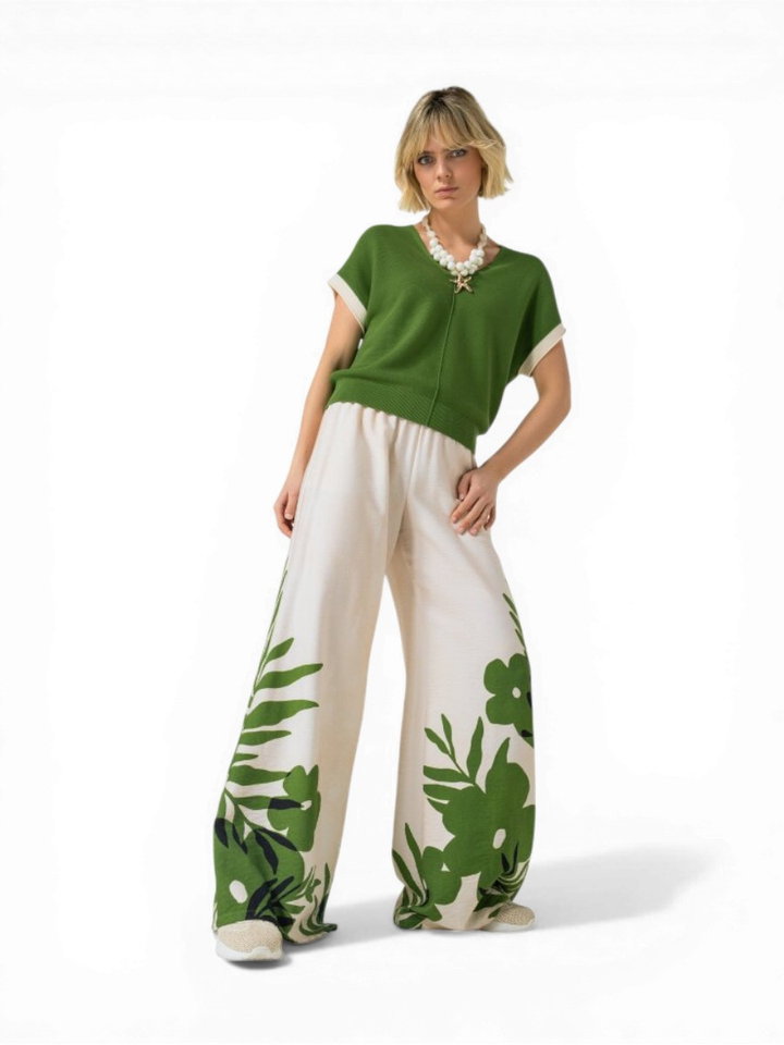 Groene pull met witte boord aan mouw Caroline Biss