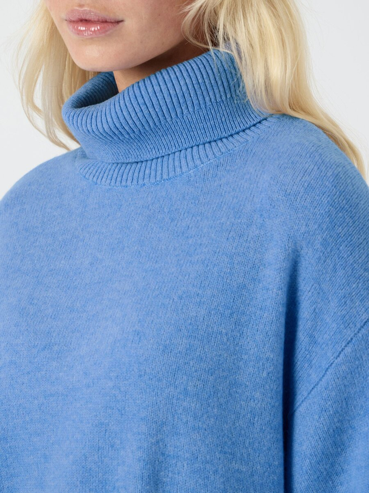 Blauwe wollen turi met rolkraag Yasemila Y.A.S