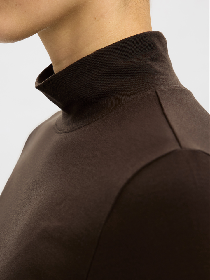 Bruine t-shirt met opstaande kraag Selected 