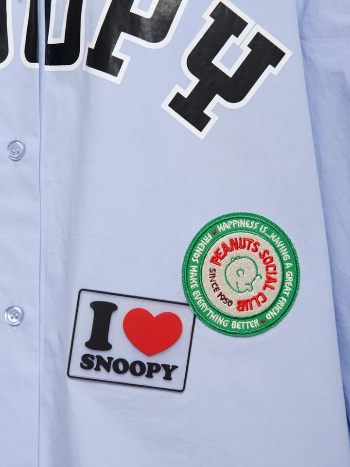 Lichtblauw katoenen shirt met veelkleurige Peanuts Snoopy-patches Jarlie Essentiel