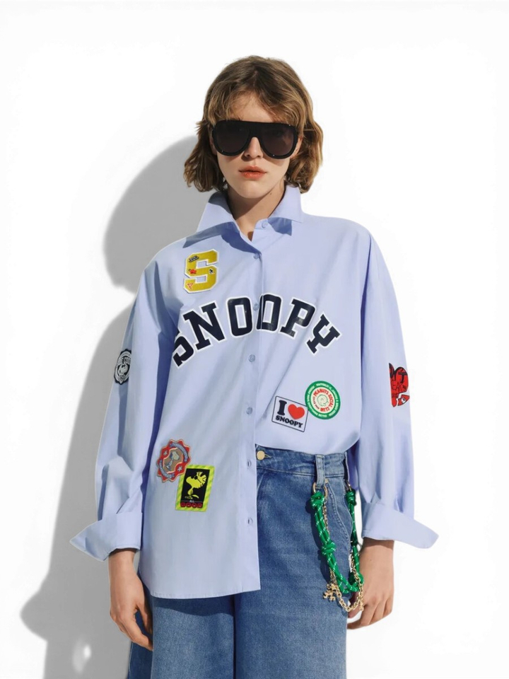 Lichtblauw katoenen shirt met veelkleurige Peanuts Snoopy-patches Jarlie Essentiel