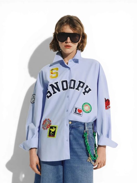 Lichtblauw katoenen shirt met veelkleurige Peanuts Snoopy-patches Jarlie Essentiel