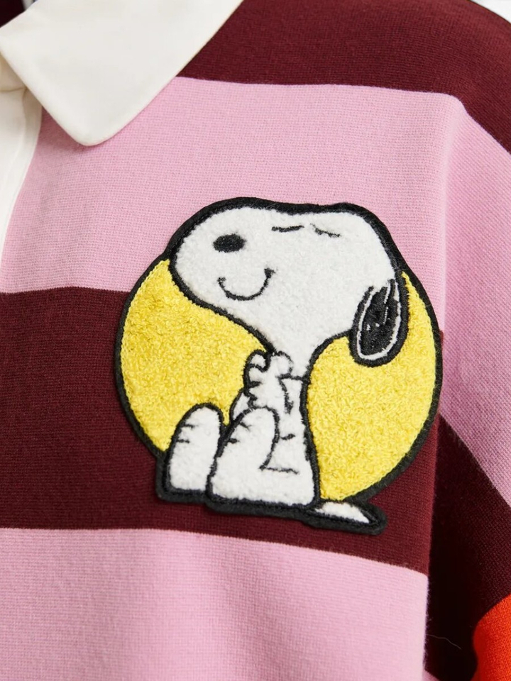 Roze en bordeauxrode gestreepte polotrui met Snoopy-patch en tekst Jice Essentiel
