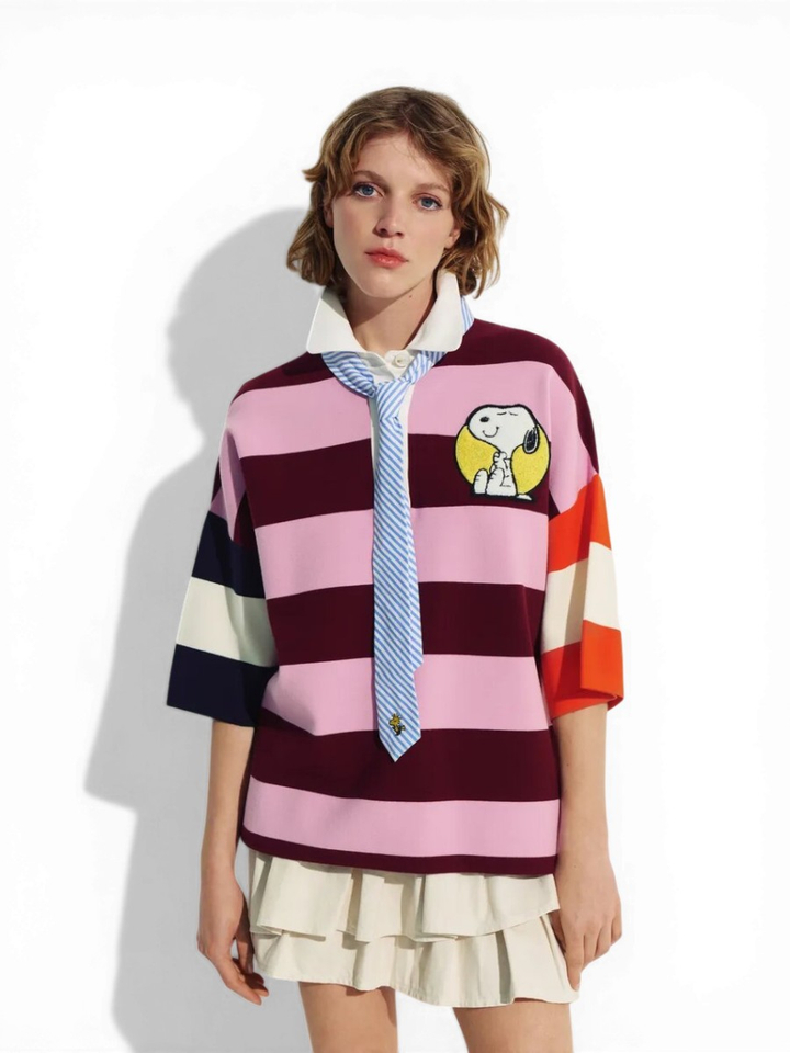 Roze en bordeauxrode gestreepte polotrui met Snoopy-patch en tekst Jice Essentiel