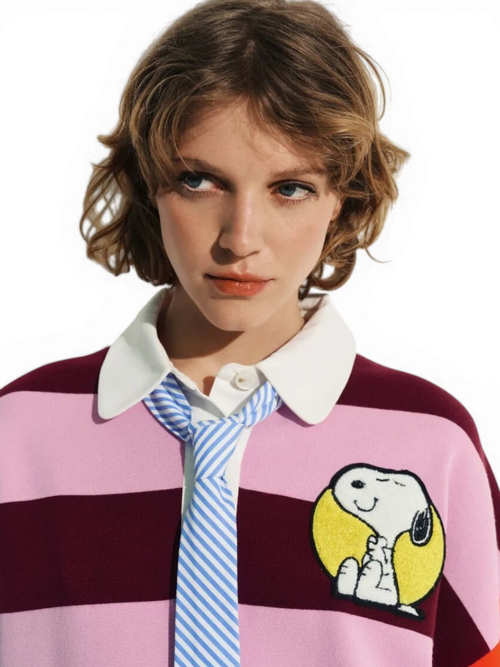 Roze en bordeauxrode gestreepte polotrui met Snoopy-patch en tekst Jice Essentiel