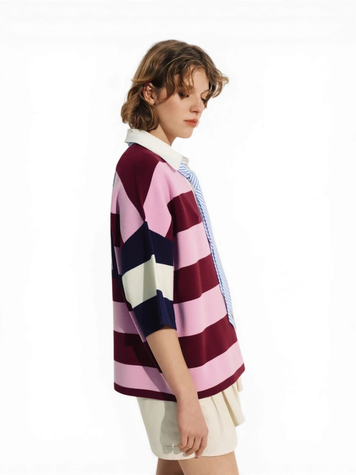 Roze en bordeauxrode gestreepte polotrui met Snoopy-patch en tekst Jice Essentiel