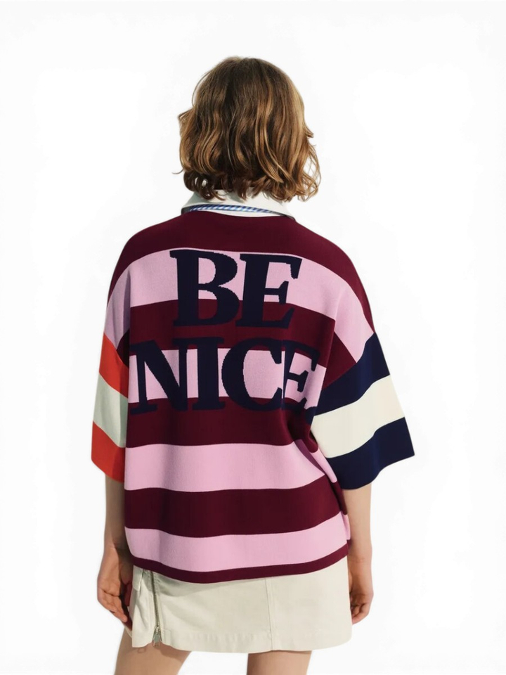 Roze en bordeauxrode gestreepte polotrui met Snoopy-patch en tekst Jice Essentiel