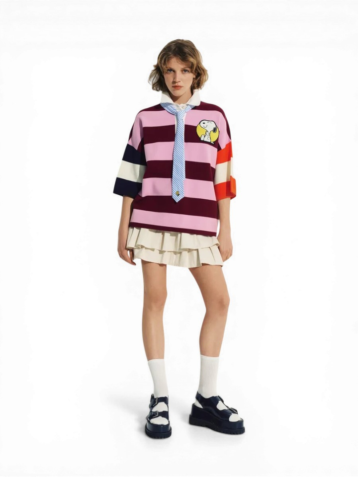 Roze en bordeauxrode gestreepte polotrui met Snoopy-patch en tekst Jice Essentiel