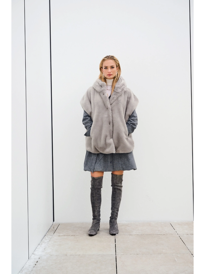 Lichtgrijze faux fur mouwloze bodywarmer met kap Midil Due Amanti