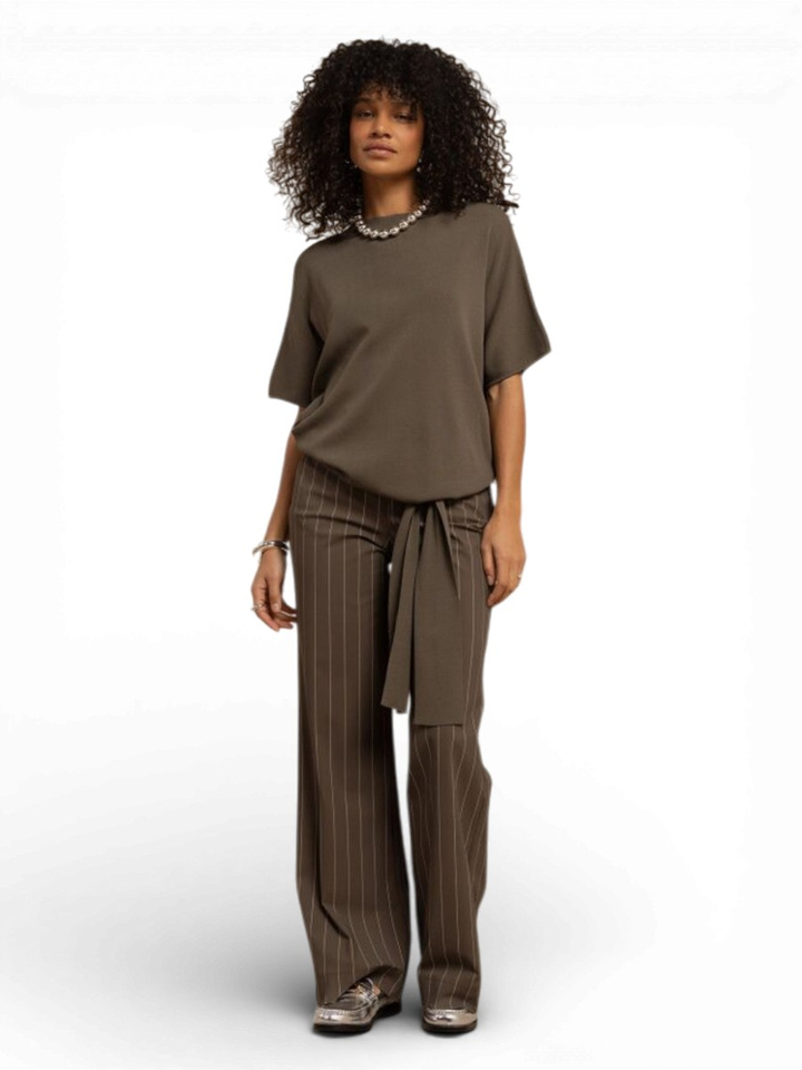 Groene trui met knoop detail onderaan Jottie Studio Anneloes