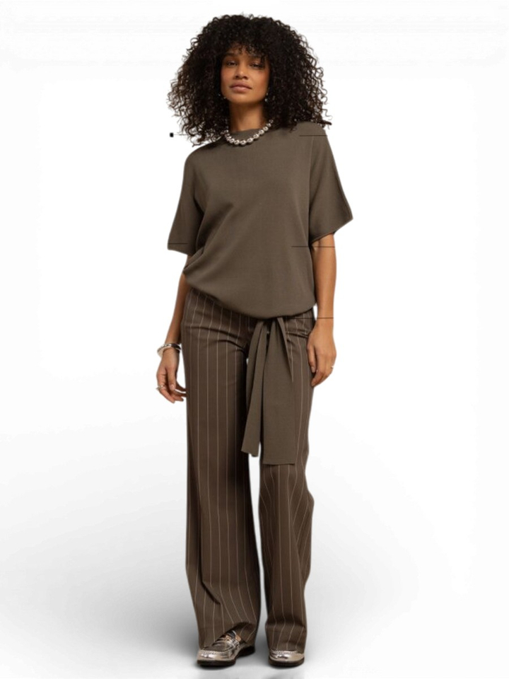 Groene trui met knoop detail onderaan Jottie Studio Anneloes