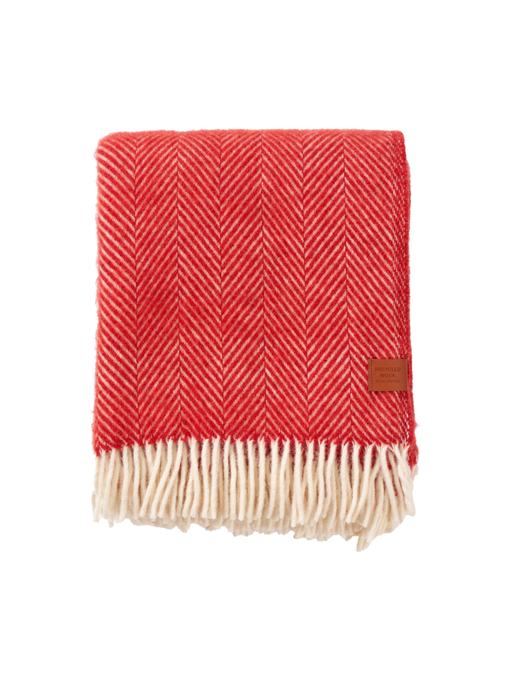 Koraal kleurige wollen plaid met franjes HERRINGBONE Klippan
