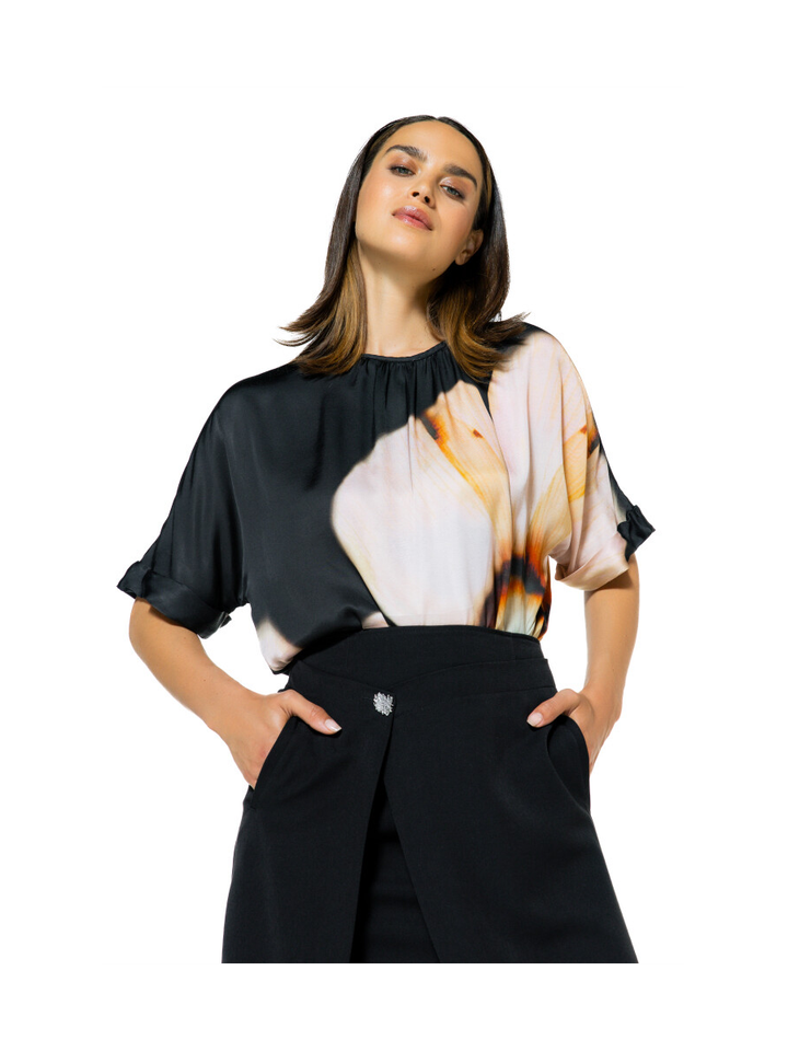 Zwarte soepelvallende bloes met bloemenprint Caroline Biss